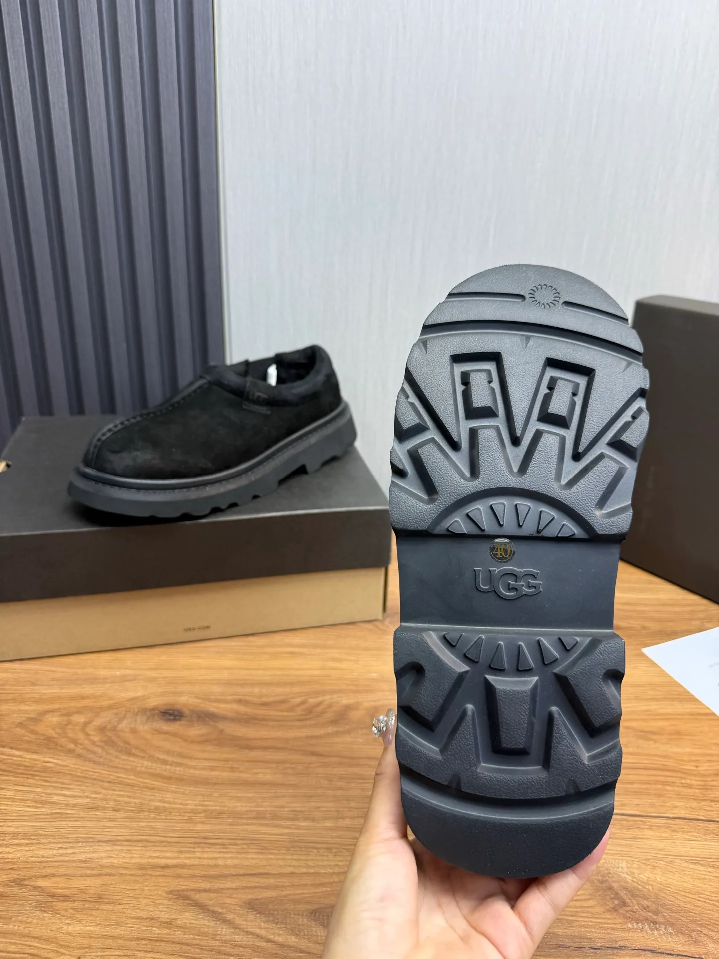 Men's shoes 💰560💰 New UGG fur integrated men's simple and fashionable snow boots. The most worth buying at the end of this year are warm casual shoes. Whether you are out and about at home, their comfortable and warm performance will be your most suitable fashion companion! The material is cowhide upper and imported wool is used inside. Warm and comfortable! The eva+ rubber patch outsole is cushioned, non-slip and wear-resistant, and has good elasticity. It is light and wear-resistant, comfortable and soft, and the new simple cut is more fashionable. It has both practicality and fashion sense, so you no longer have to worry about how to match it in winter, while still maintaining your fashionable taste. High-quality genuine wool. Look at the details for the material! Size: 39-40-41-42-43-44-44 sneaker size